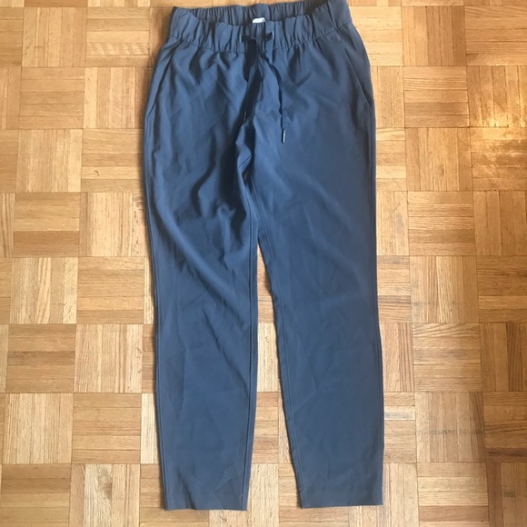Lululemon on the fly pants size 4 - Picture 3 of 6
